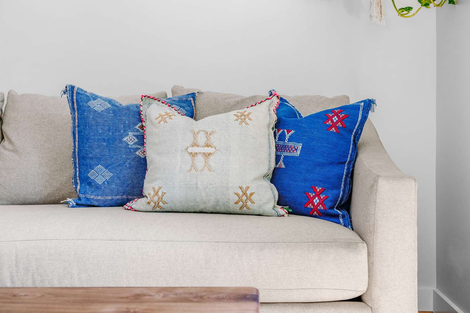 dekorative Wurfkissen auf einem Sofa