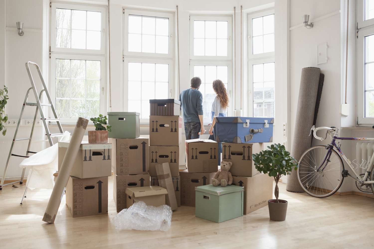 Pärchen mit Pappkartons in neuer Wohnung