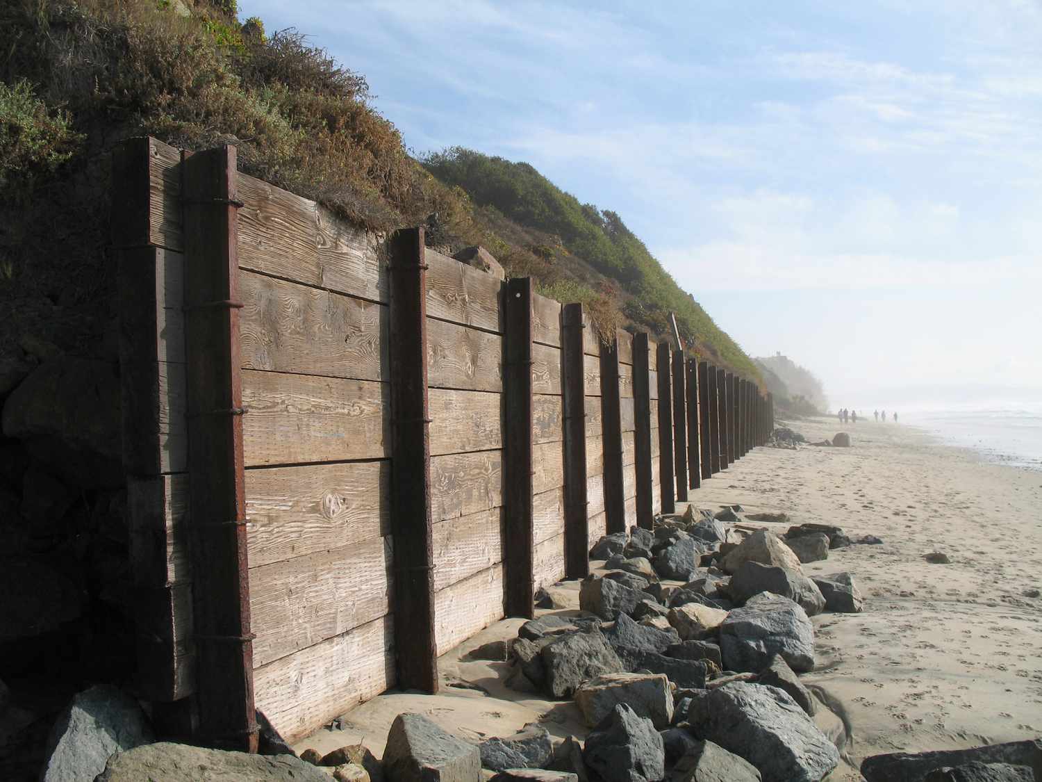 muro de contenção de madeira