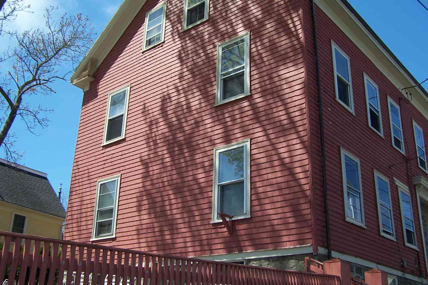 Großes, zweistöckiges, rosafarbenes Haus in Salem, Massachusetts
