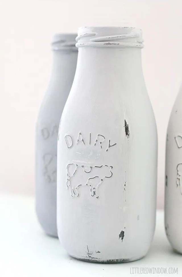 Drei weiße Milchflaschen