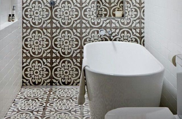 Stenciled feature wall in a bathroom