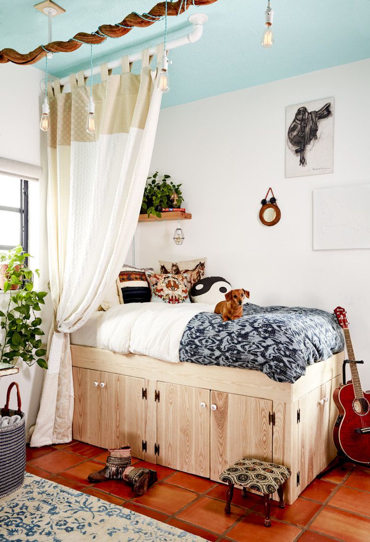 Jugendzimmer mit türkis gestrichener Decke und Vorhang, der an einem Rohr neben dem Bett hängt.