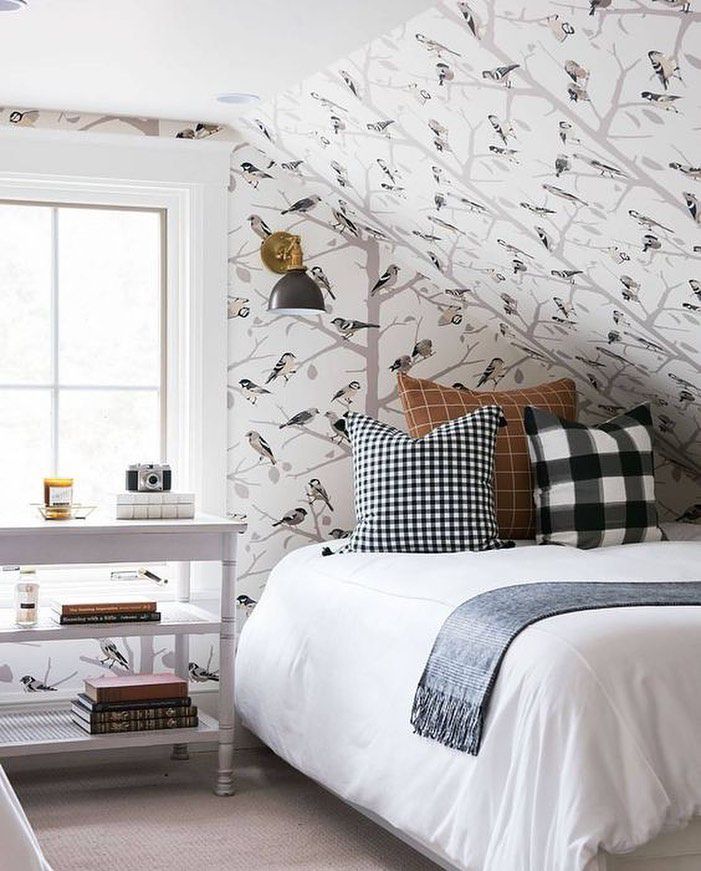 Chambre à coucher avec papier peint