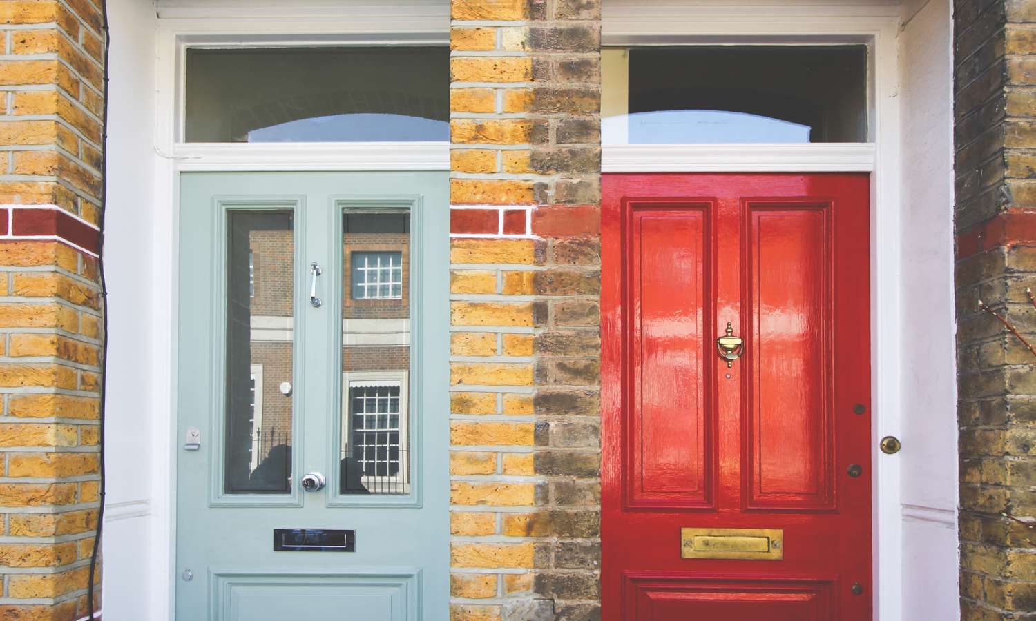 grüne und rote Haustüren nebeneinander