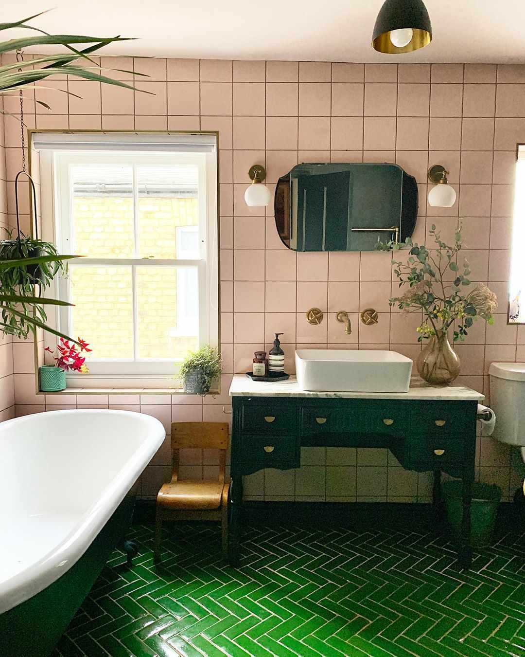 Banheiro com azulejos verdes e penteadeira