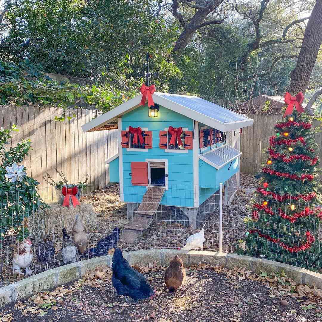 Ein weihnachtlich geschmückter Hühnerstall