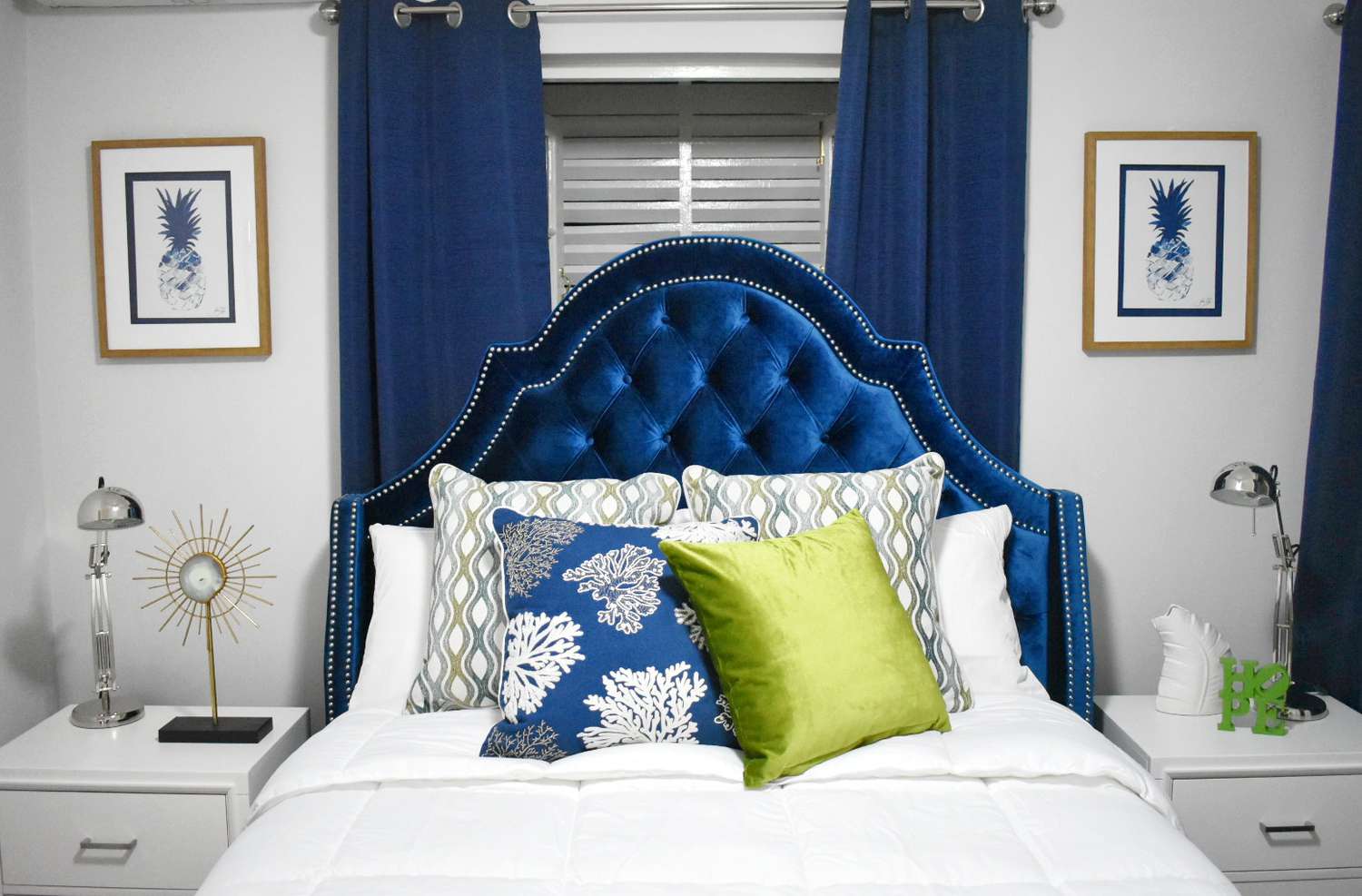 blaues und silbernes modernes Schlafzimmer