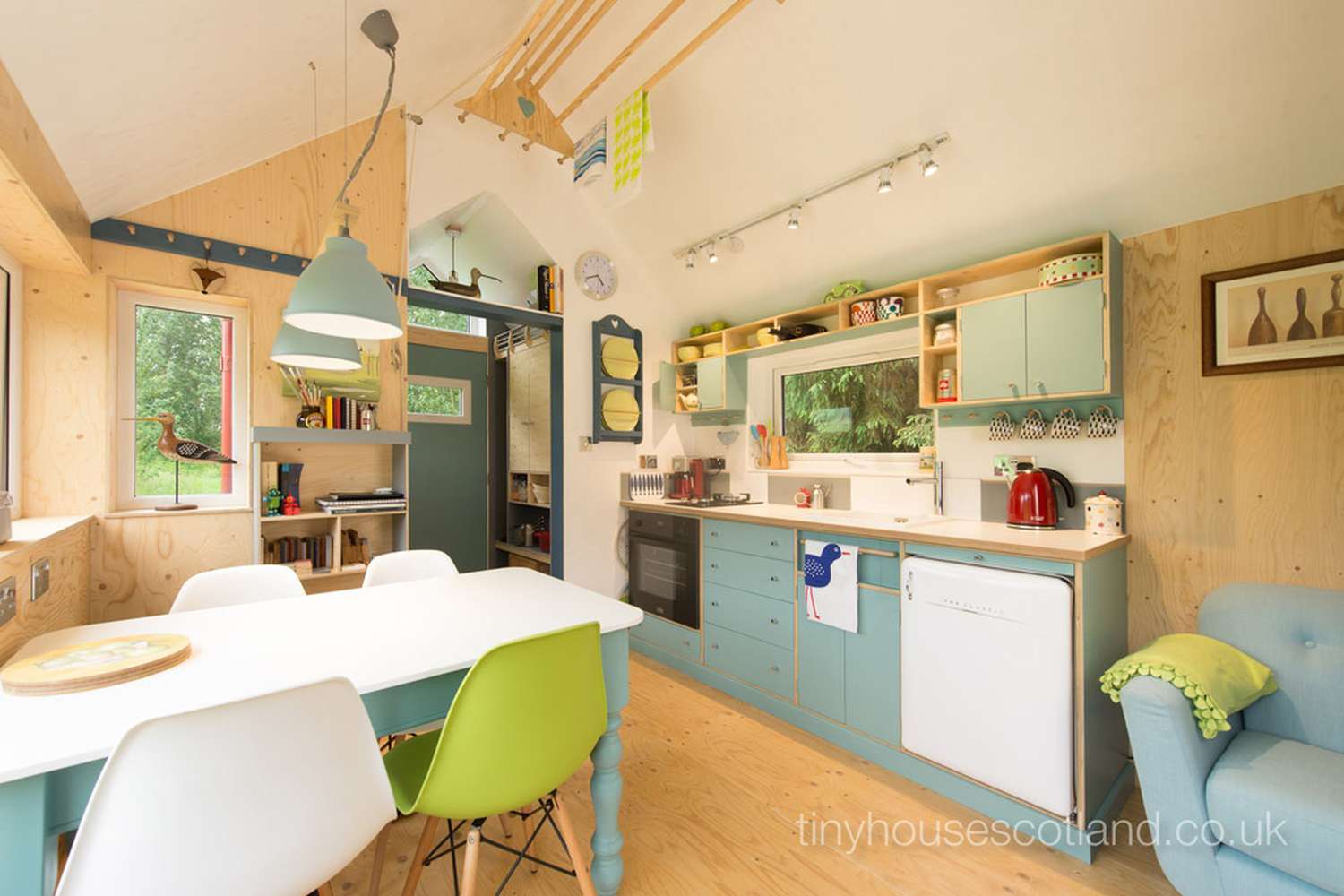 moderne blaue Küche in modernem kleinen Haus