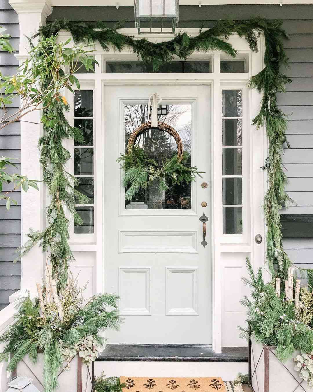 Eine zu Weihnachten mit Wintergrün geschmückte Haustür