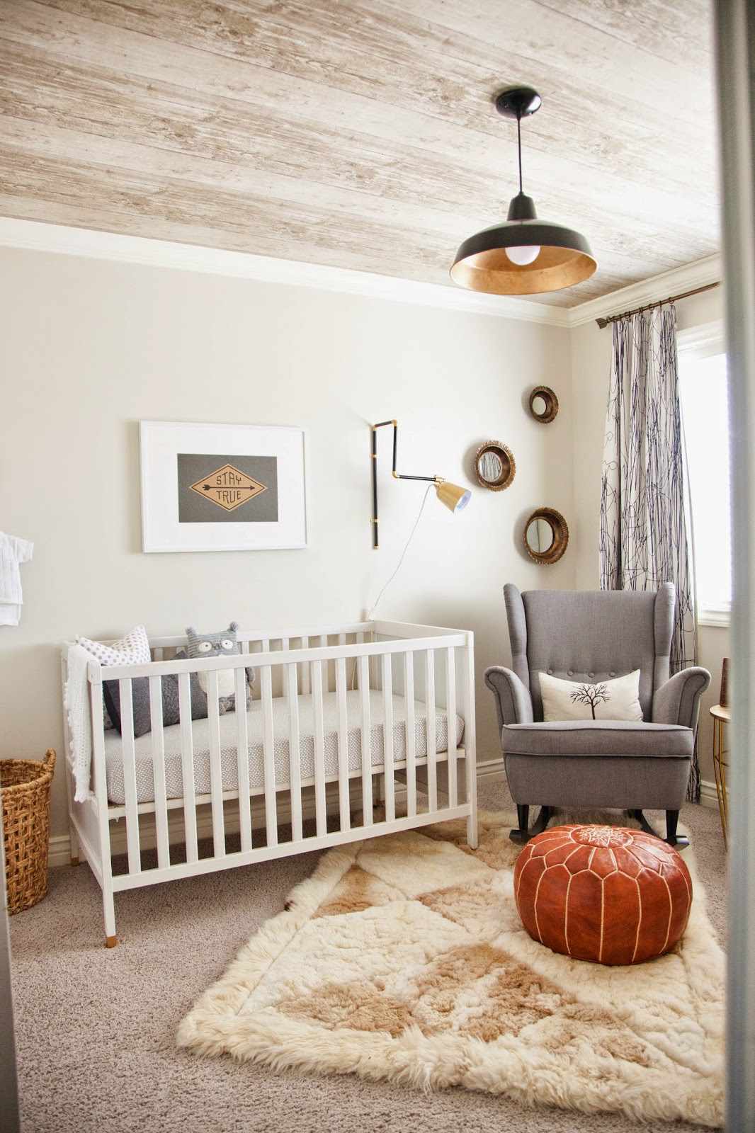 Chambre d'enfant contemporaine avec plafond rustique en impression bois