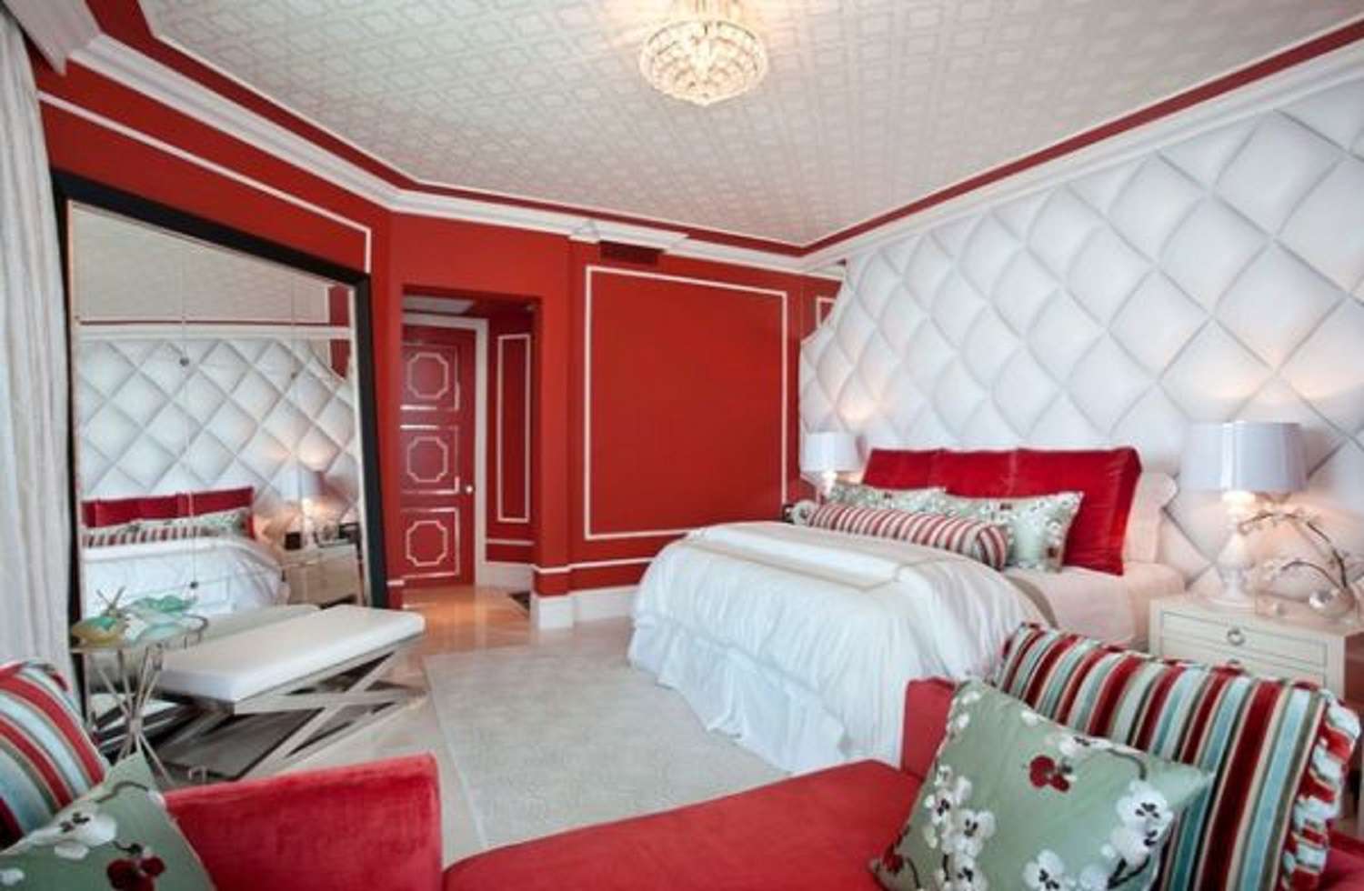Rot-weißes Schlafzimmer mit großem Spiegel und gepolsterter Wand