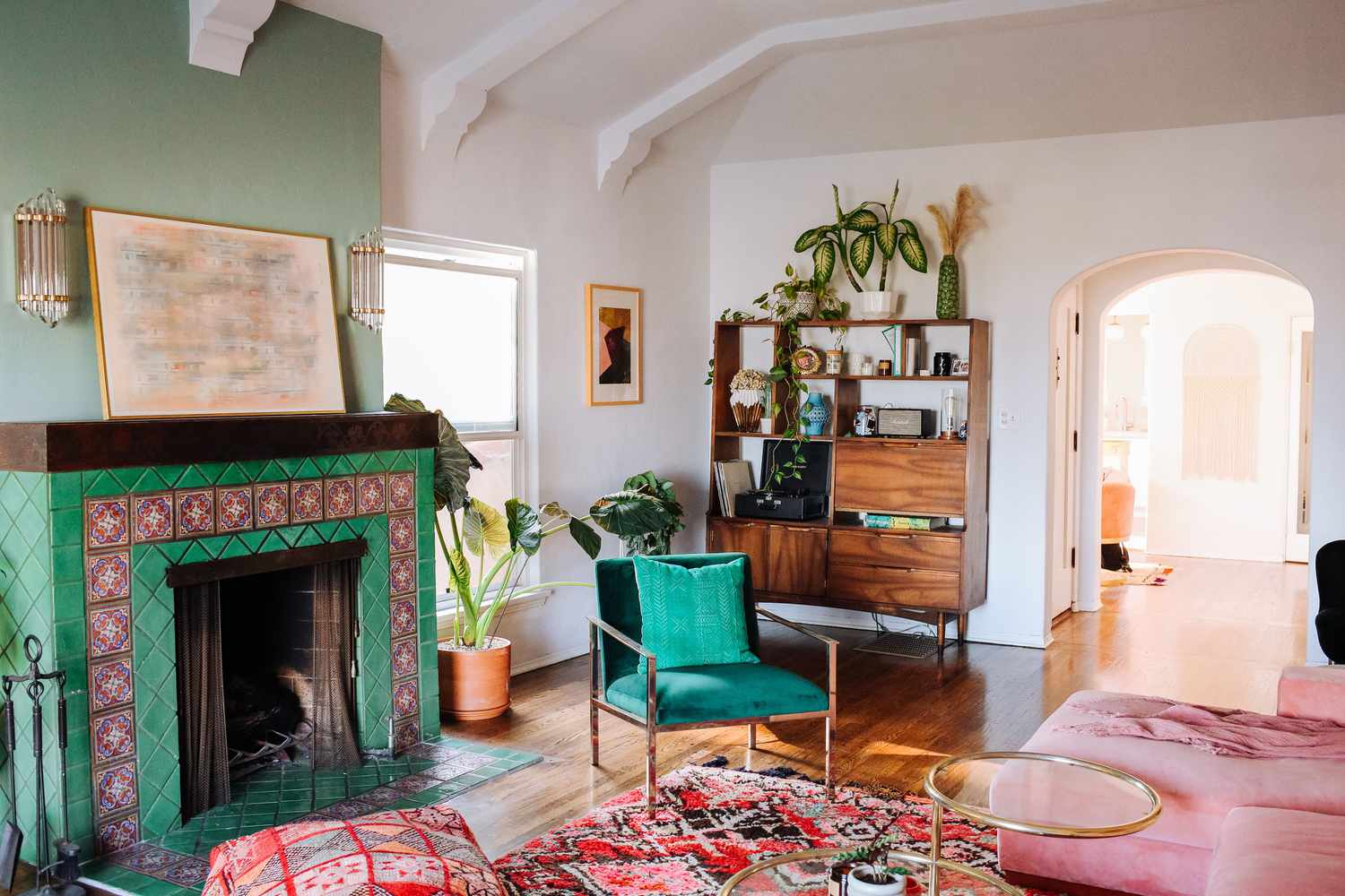 farbenfrohes modernes und rustikales Wohnzimmer aus der Mitte des Jahrhunderts