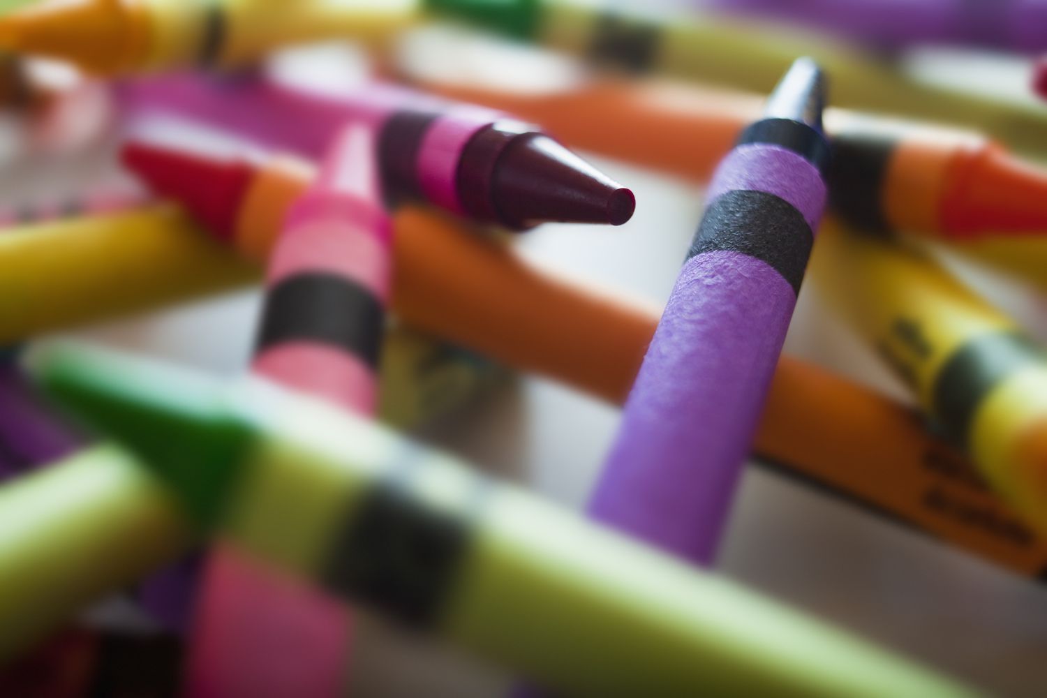 Crayons posés sur une table