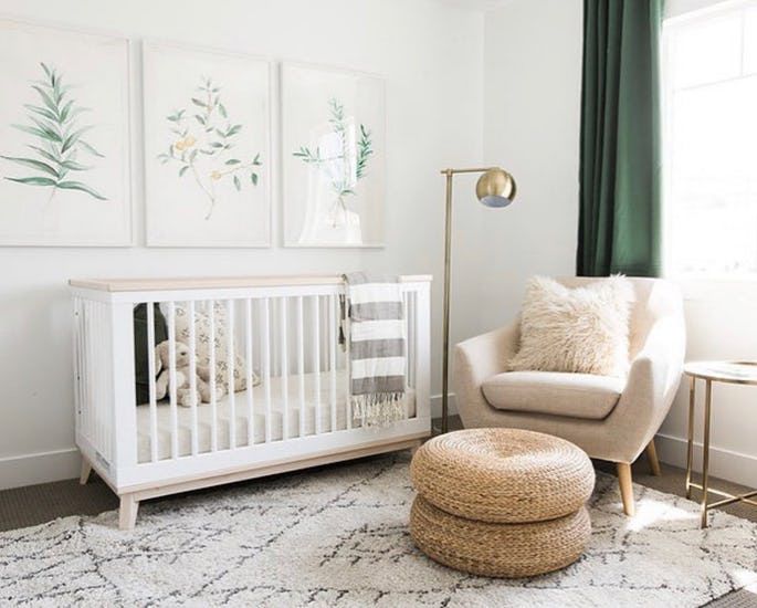 Doce quarto de bebê minimalista com detalhes verdes e botânicos