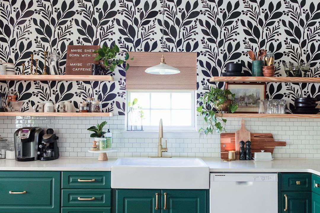 bela cozinha com armários inferiores verdes e prateleiras abertas na parte superior