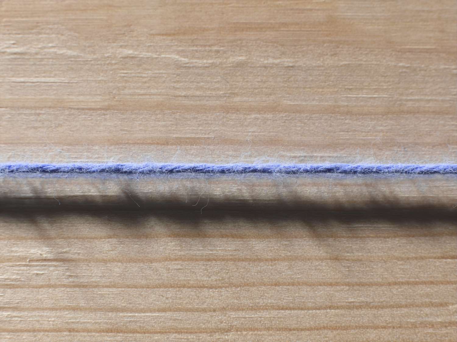 Línea de tiza estirada sobre madera, primer plano