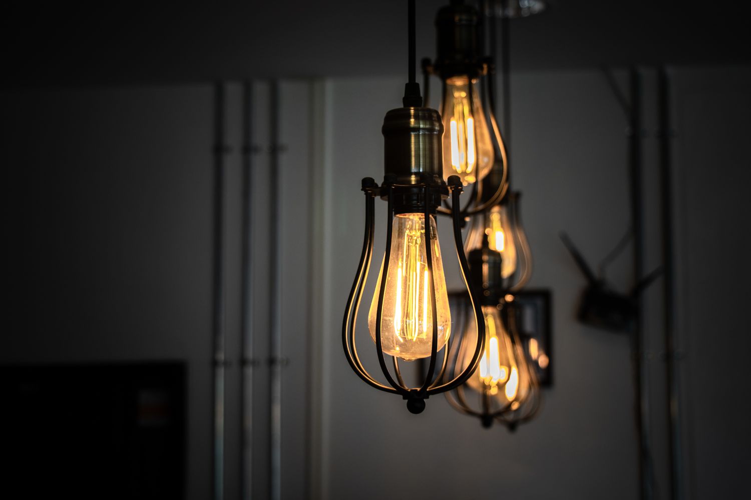 Suspensions lumineuses avec ampoules incandescentes ambre suspendues à la maison
