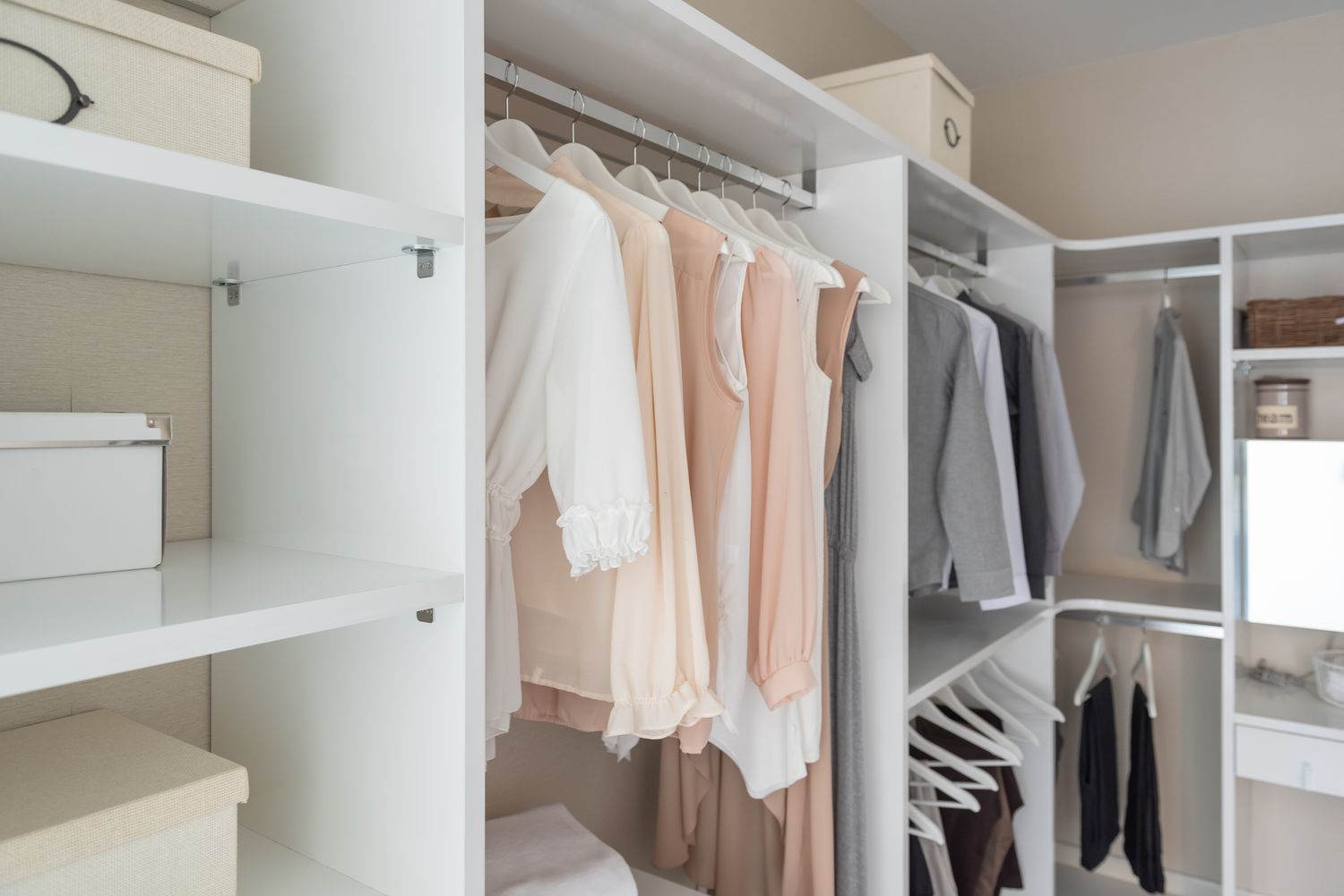 armario moderno con conjunto de ropa