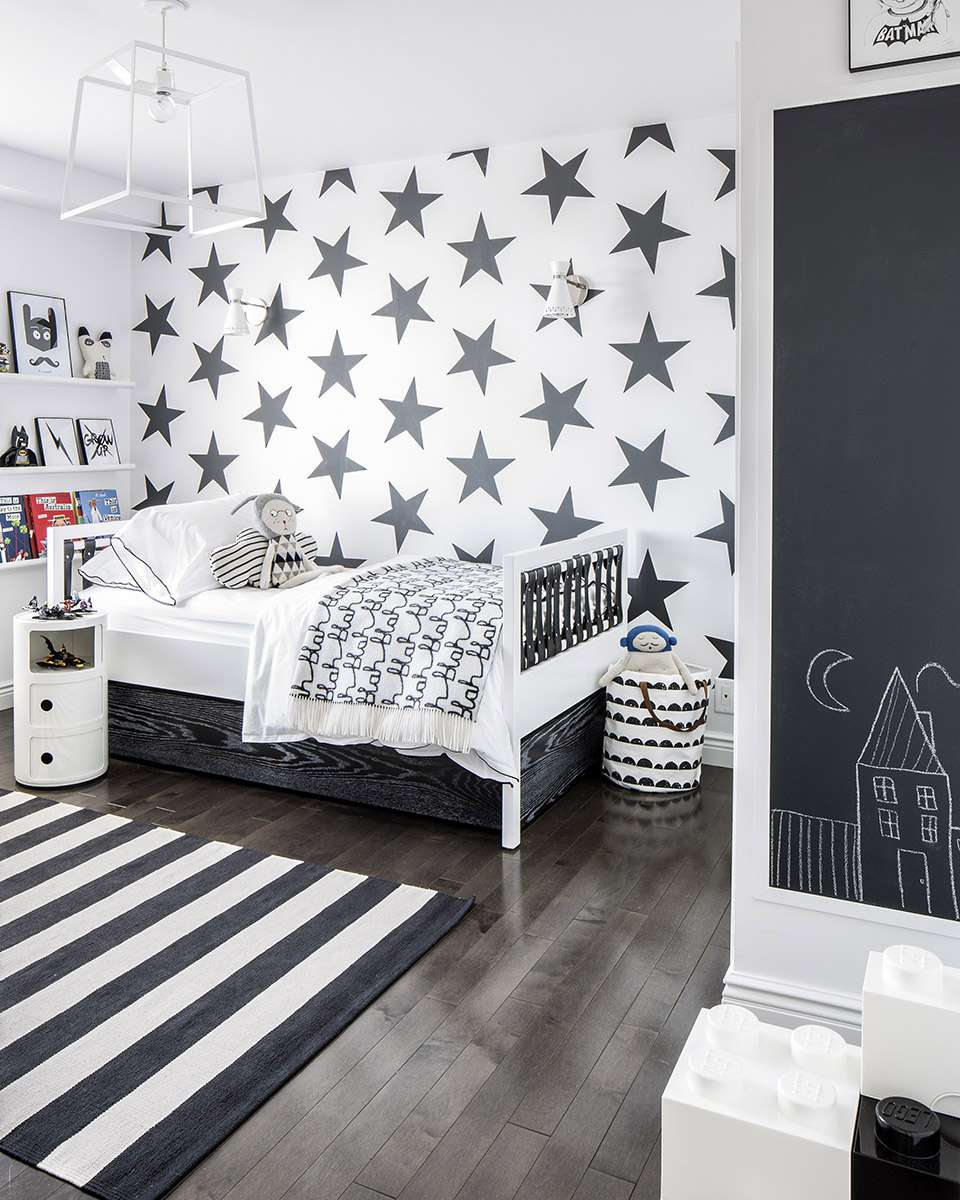 Quarto de bebê preto e branco com parede de destaque de estrela gráfica