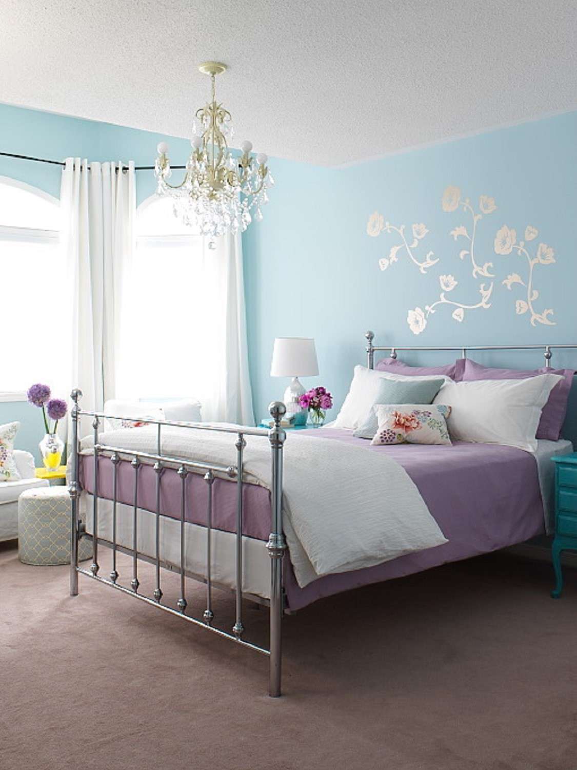 Blaues und lila Schlafzimmer