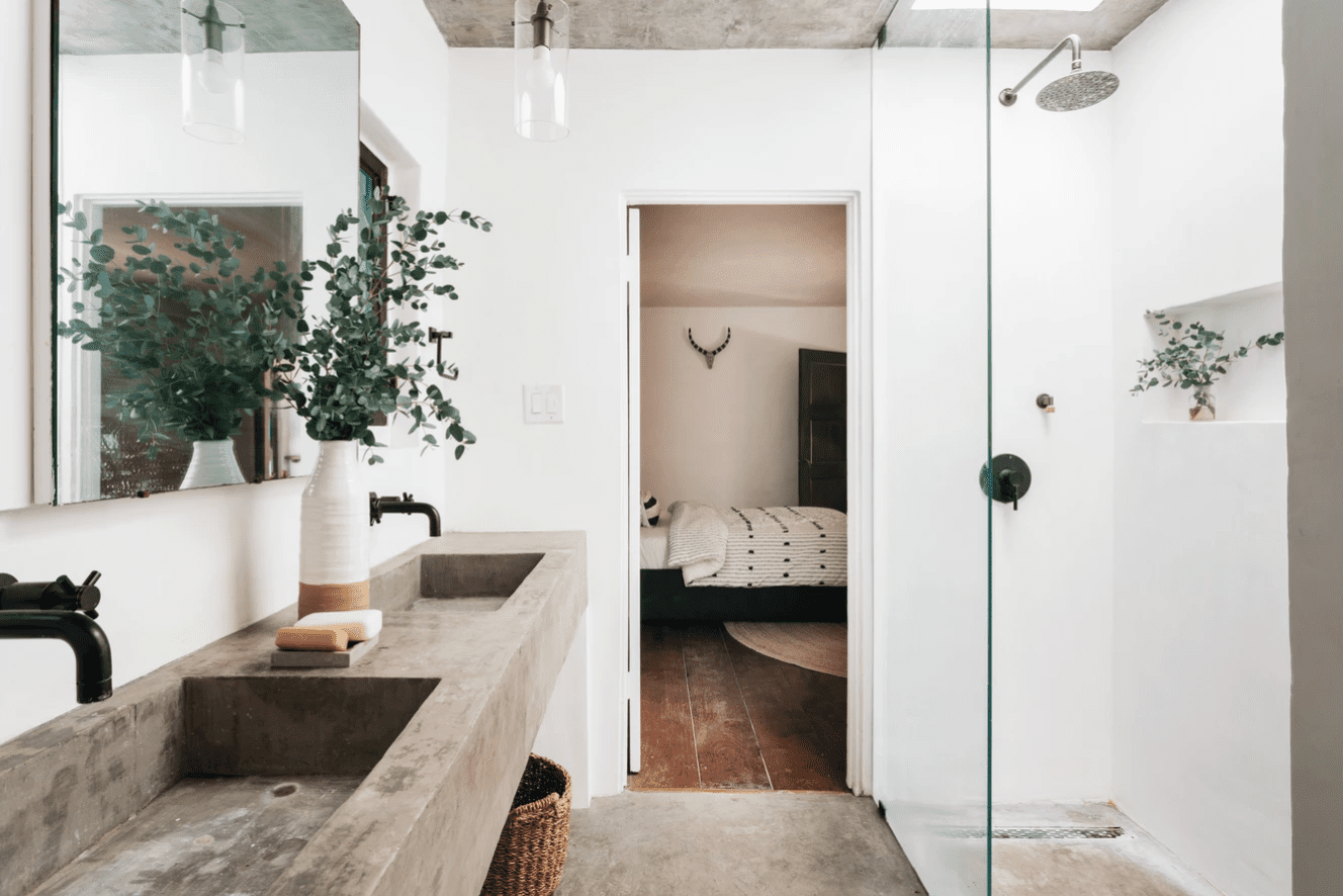 Begehbare Dusche in einem industriell inspirierten Badezimmer