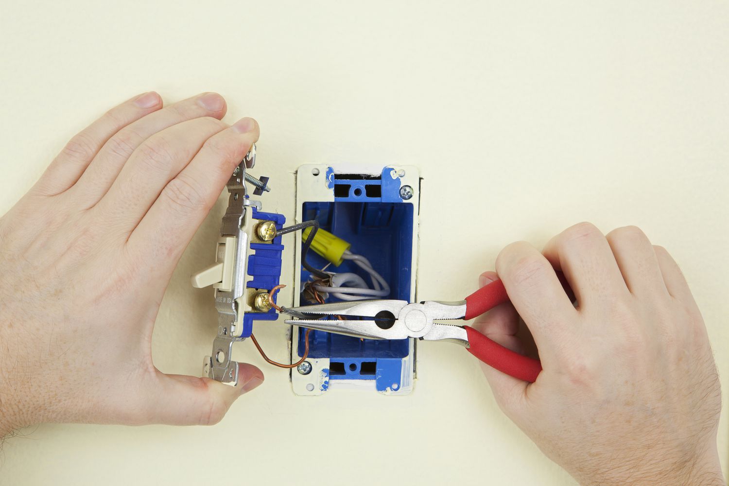 Cableado de una caja eléctrica antigua de plástico