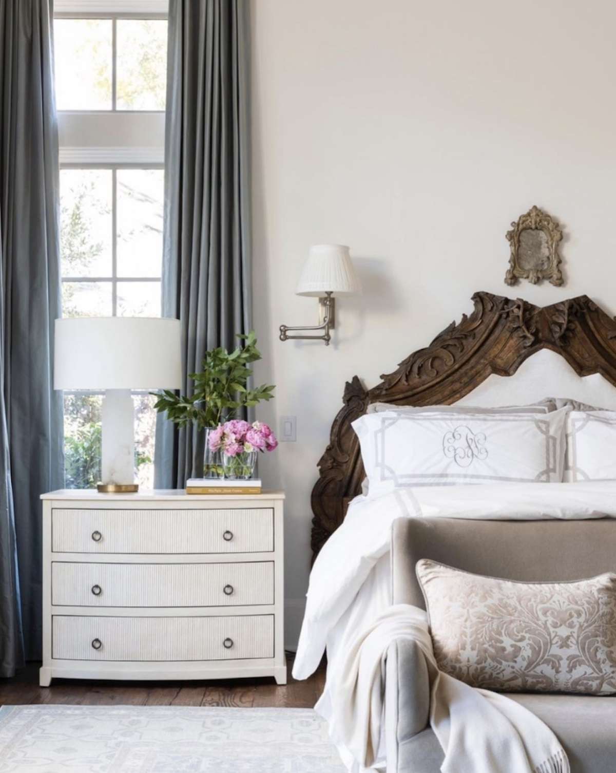neutrales Schlafzimmer mit romantischen Ornamenten