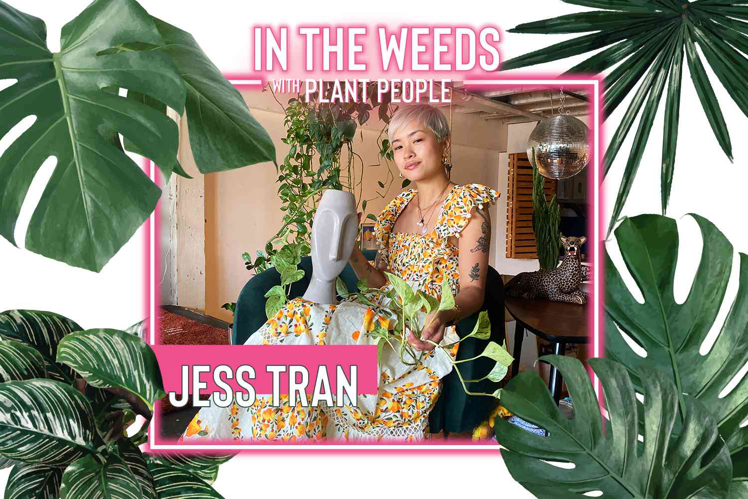 Jess Tran pose avec certaines de ses plantes pour In the Weeds With Plant People