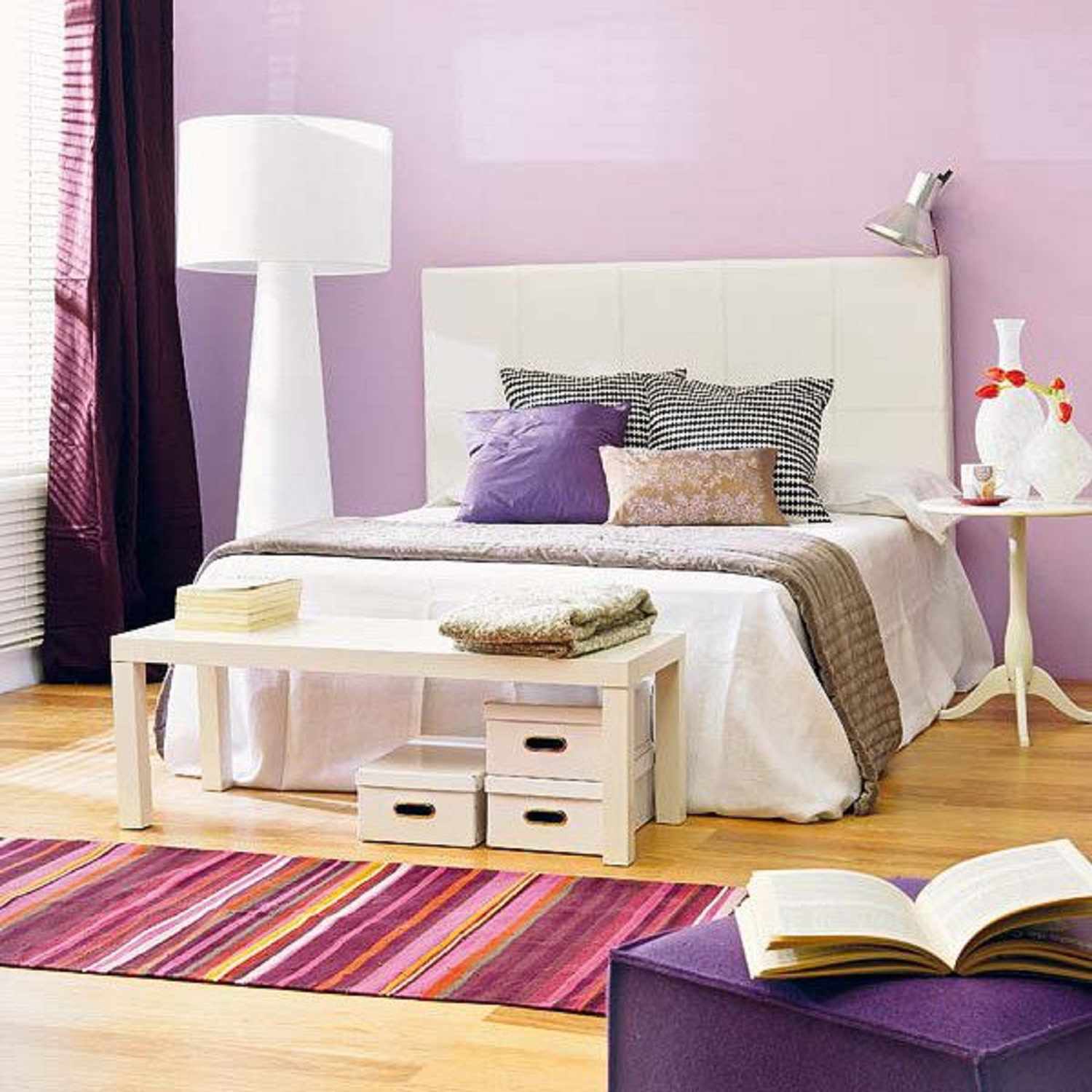 Modernes Schlafzimmer mit Lavendel