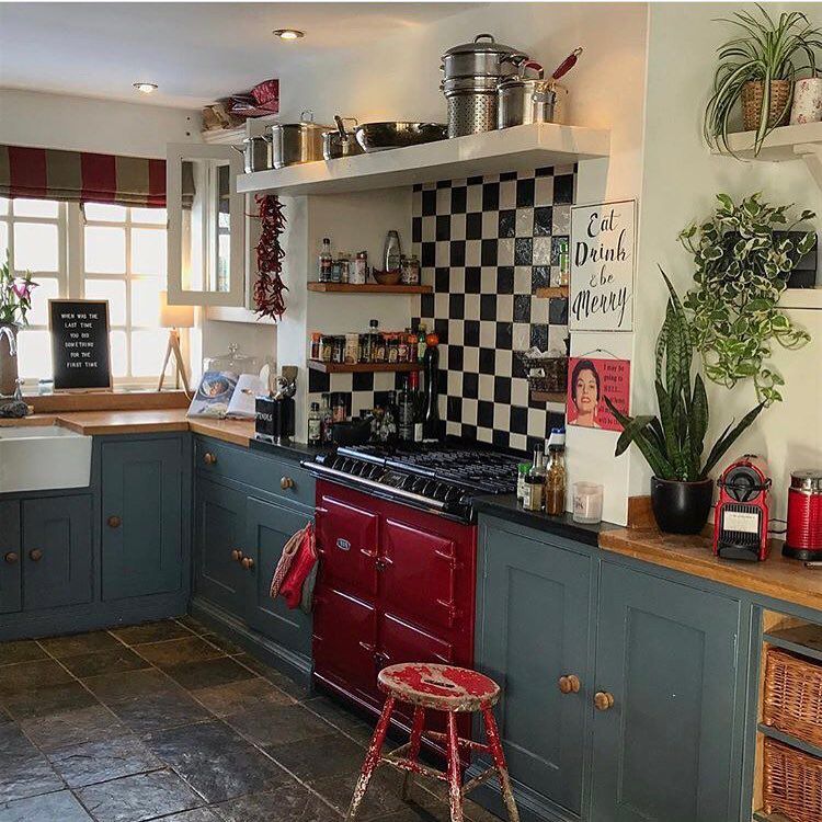 Estufa roja vintage en una cocina azul