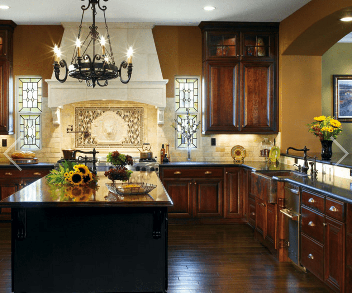 cozinha grande com armários de madeira escura e lustre rústico 