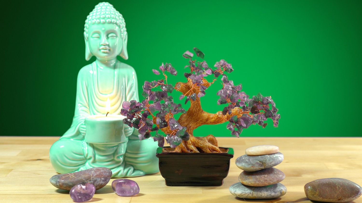 Beruhigende Zen-Inneneinrichtung, Tisch mit Buddha-Statue und brennender Kerze
