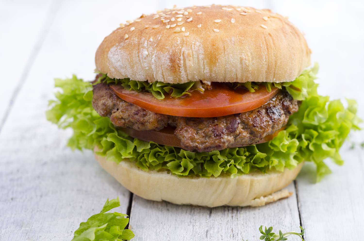 Hausgemachter Hamburger mit Rinderhackfleisch und Salat auf Sesambrötchen