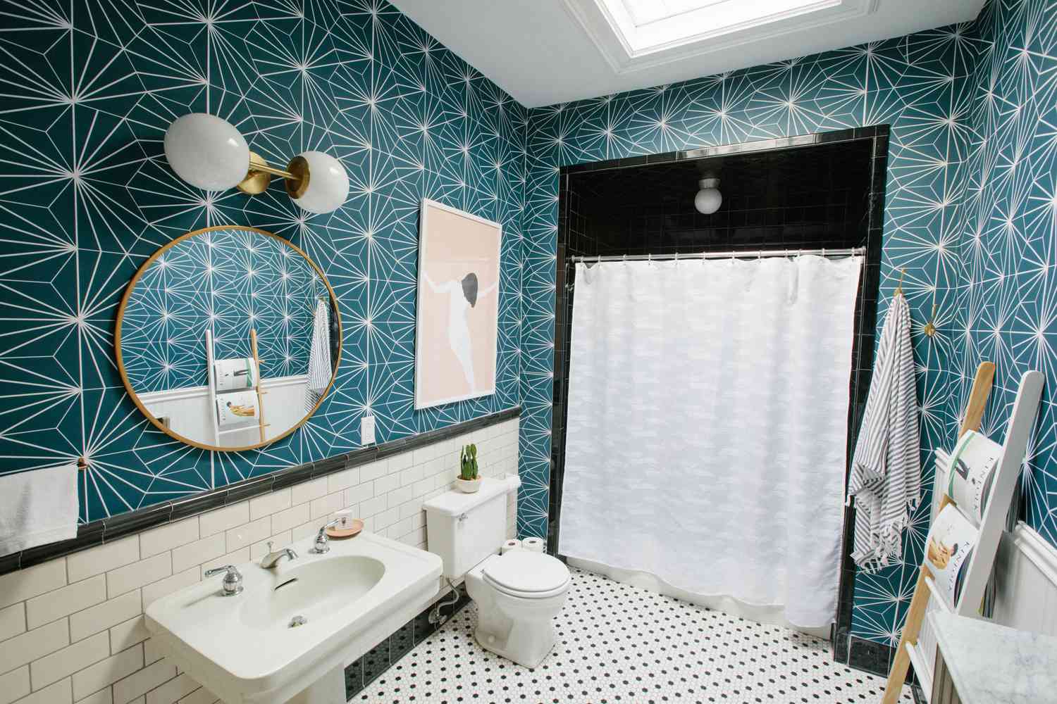 Colección de baldosas de suelo pelables y adhesivas de Chasing Paper en Starburst utilizadas en la pared de un cuarto de baño
