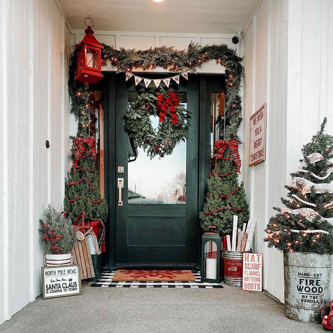 Eine festlich geschmückte Veranda für Weihnachten