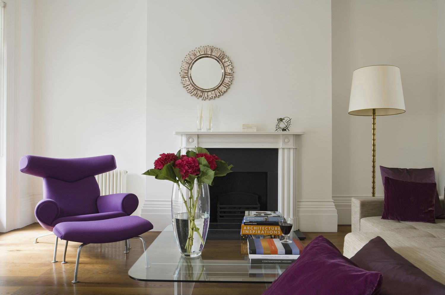 Ein historisches Haus mit modernen lila Möbeln