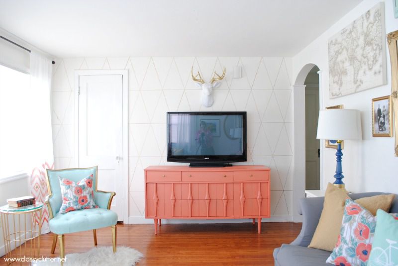 Wohnzimmer mit korallenfarbenem TV-Ständer
