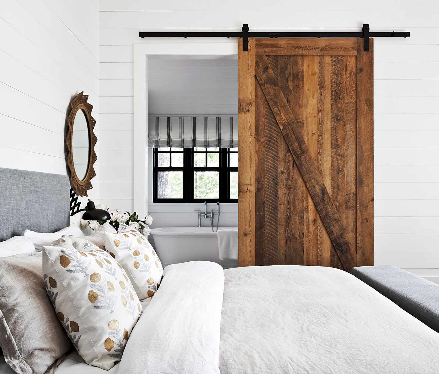 Rustikales Schlafzimmer mit Tür im Scheunenstil