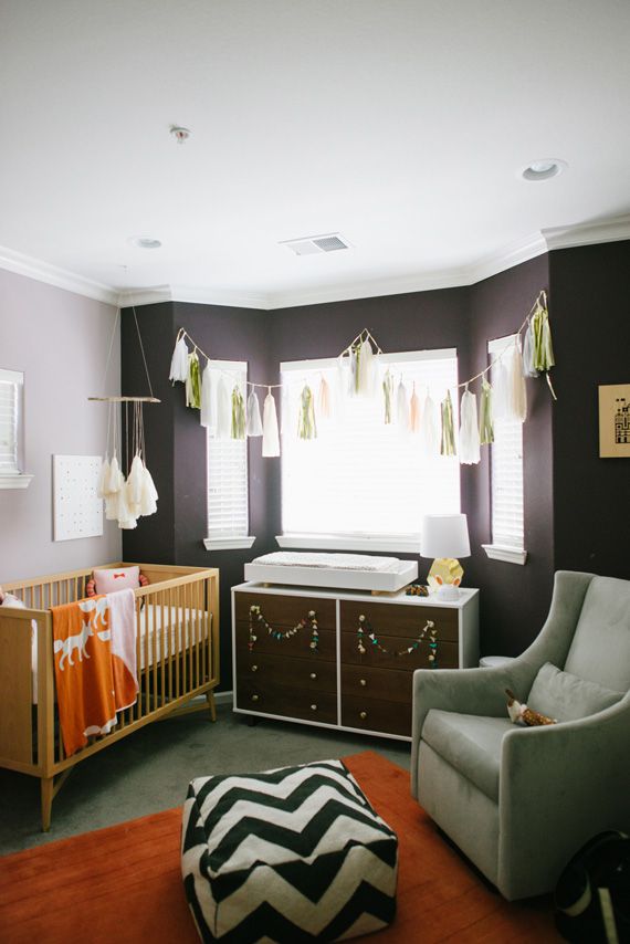 Modernes Kinderzimmer in Schwarz und Orange im Midcentury-Stil