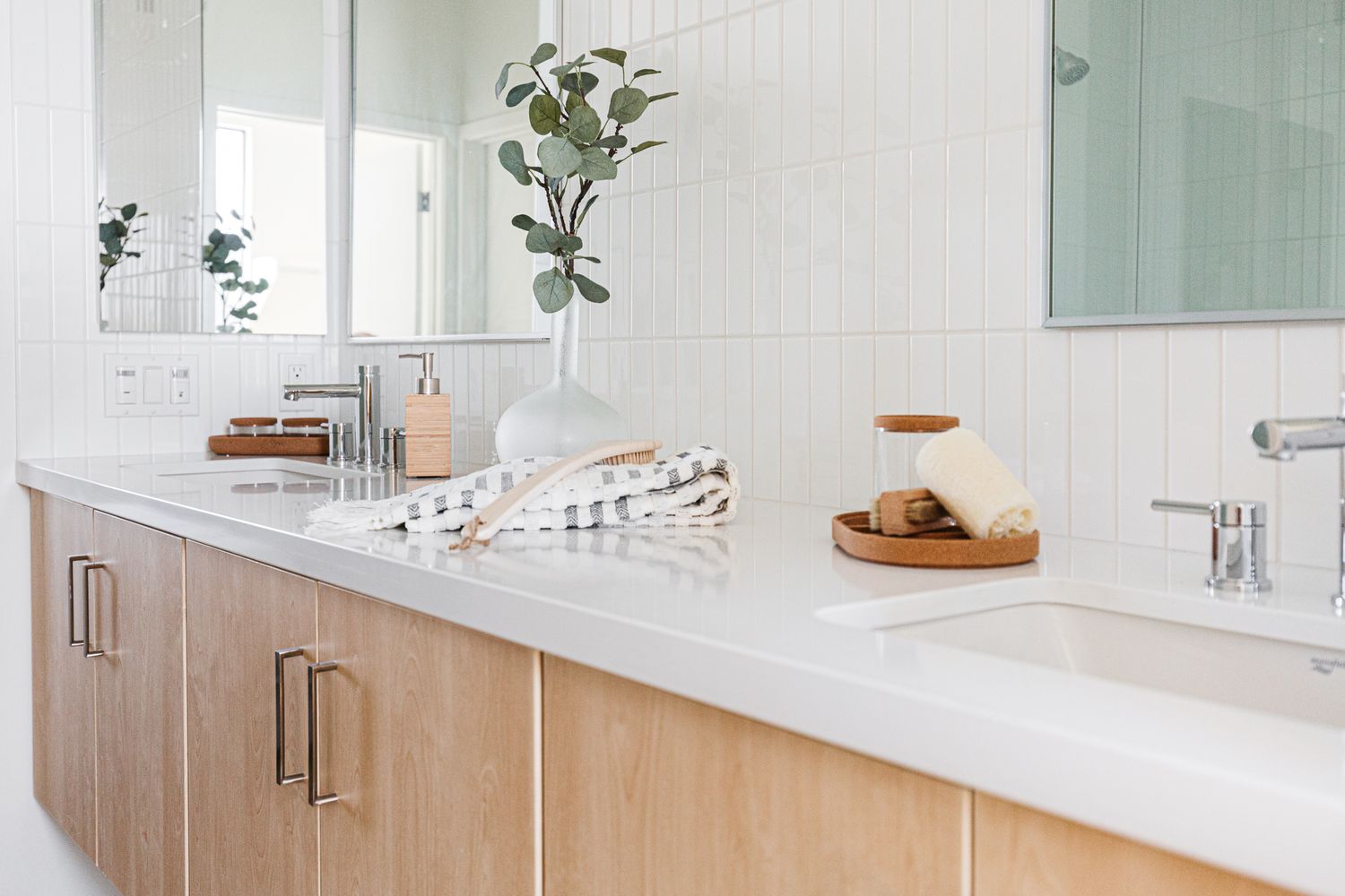 Badezimmer-Arbeitsplatte mit weißer eckiger Kante über hellen Holzschränken