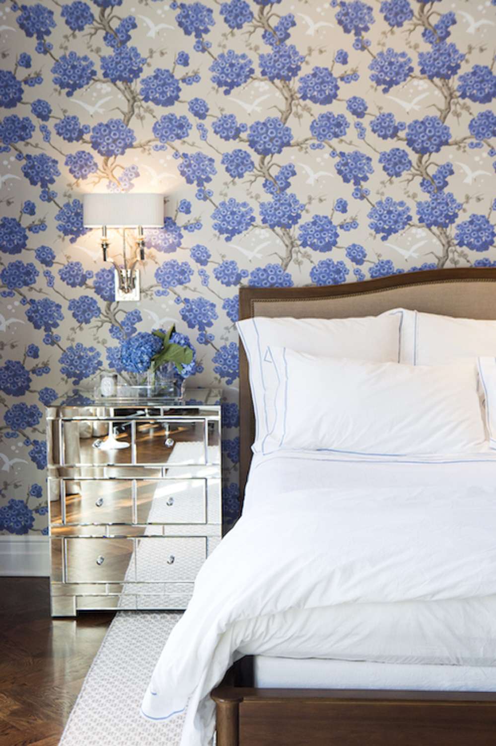 Papel pintado floral azul en dormitorio glamuroso