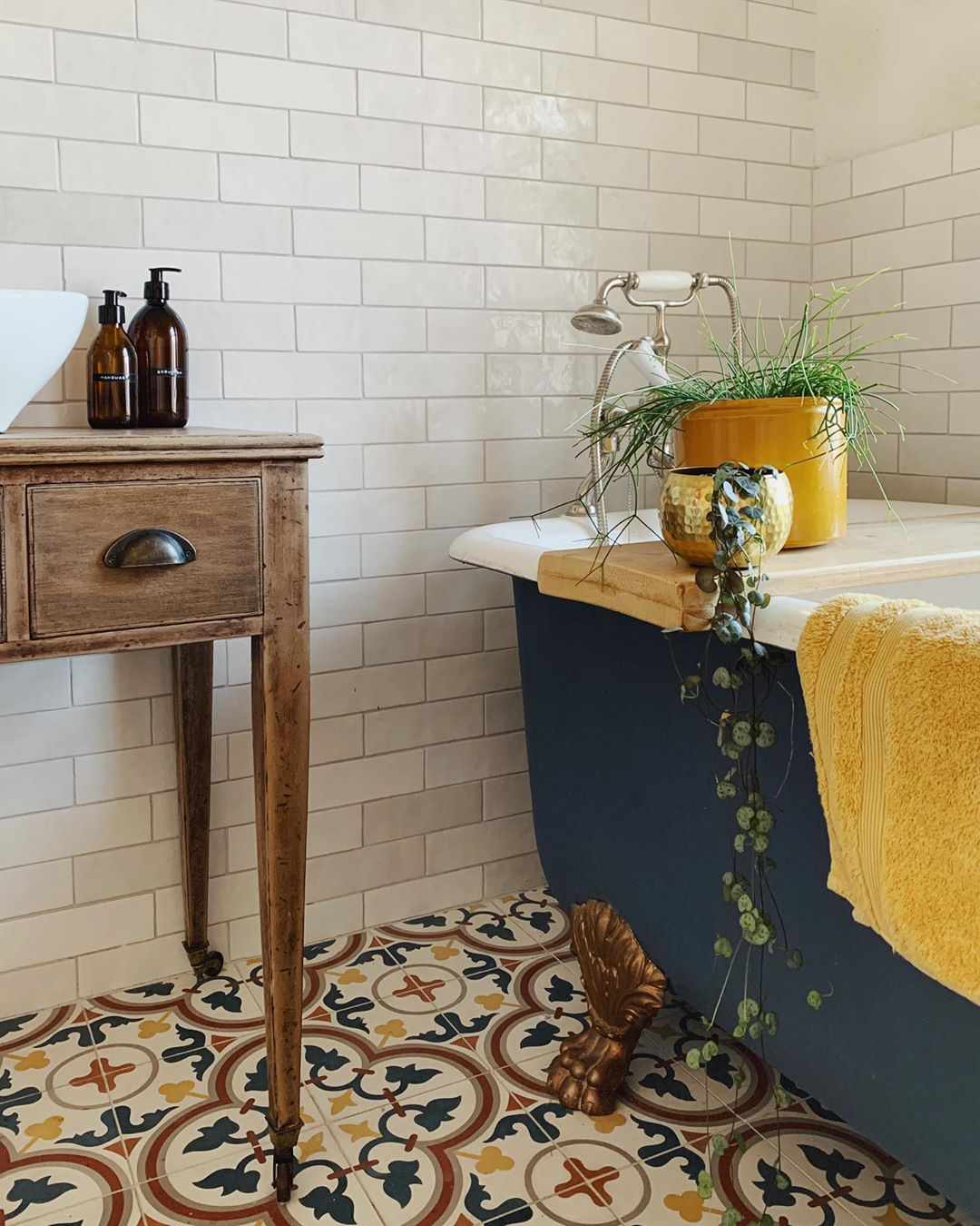 Salle de bain avec carrelage marocain coloré