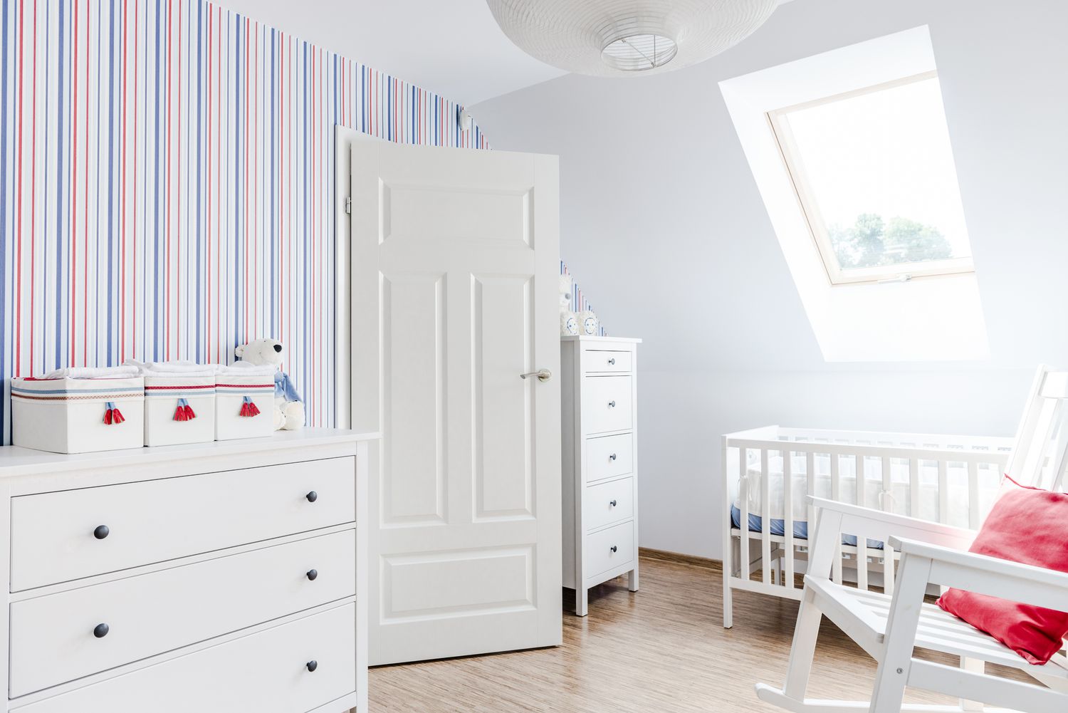 Habitación de bebé, interior de casa, muebles blancos, mecedora, cama, armarios