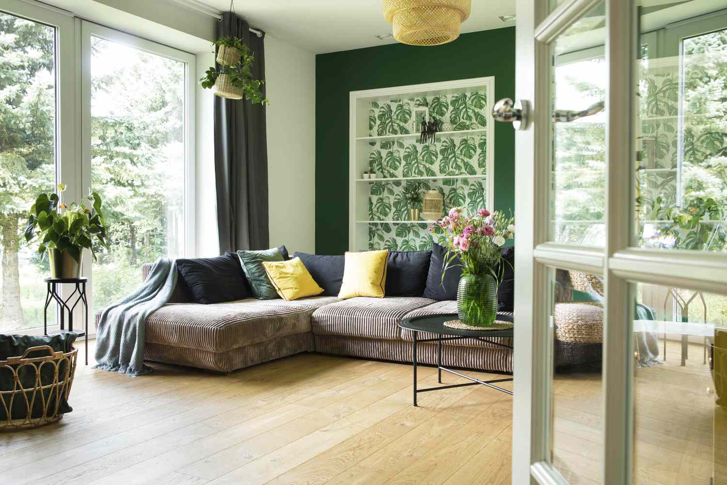 grünes Wohnzimmer mit viel Licht