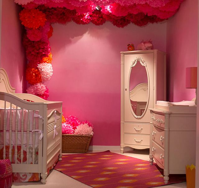 Rosa und orangefarbenes Kinderzimmer mit Ombre-Wänden