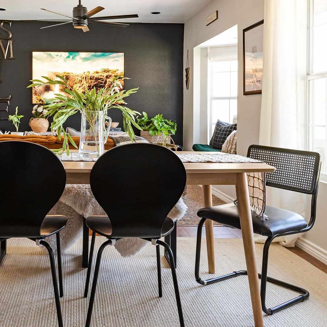 Salle à manger avec chaises noires