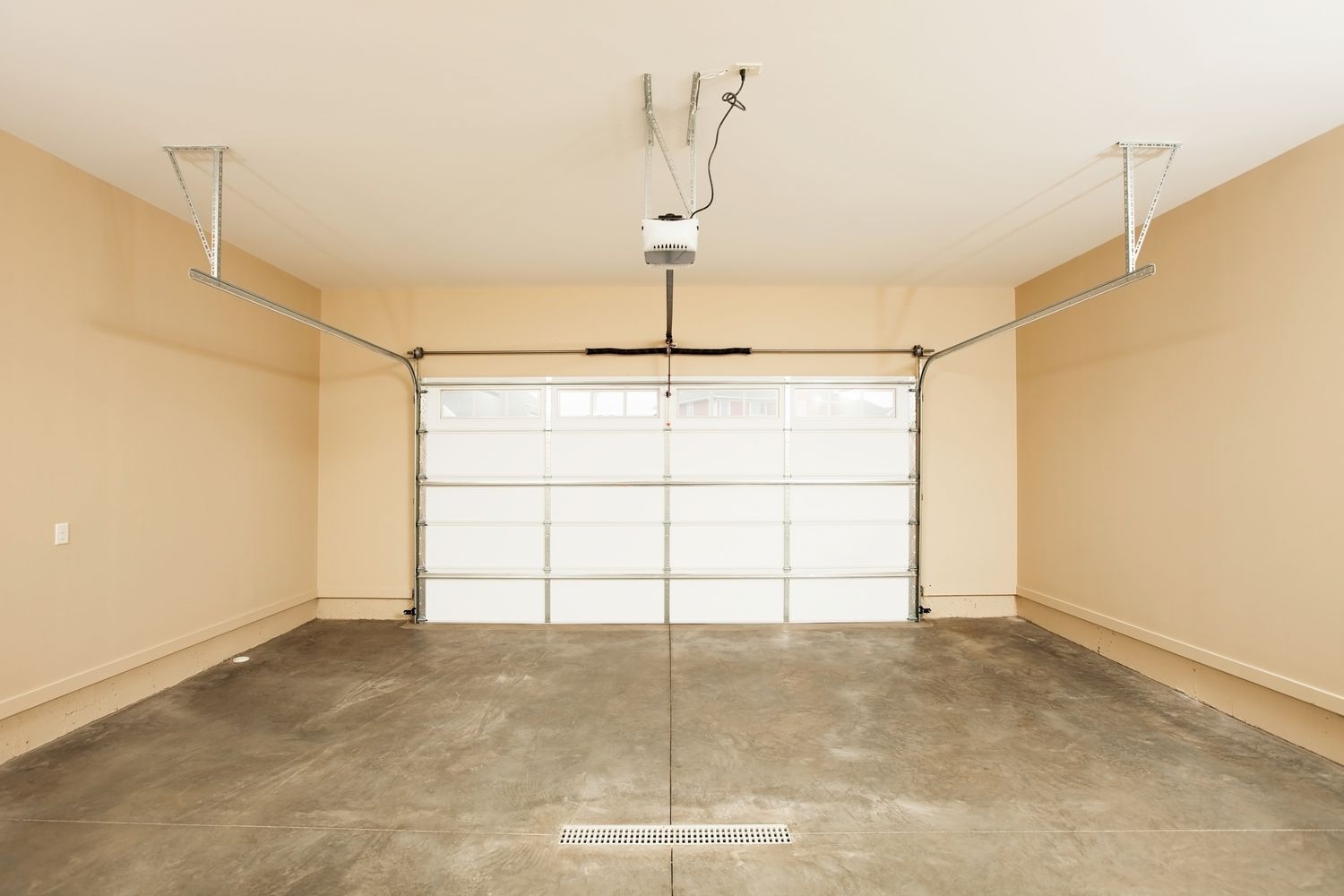 Interior de garaje para dos coches con puerta