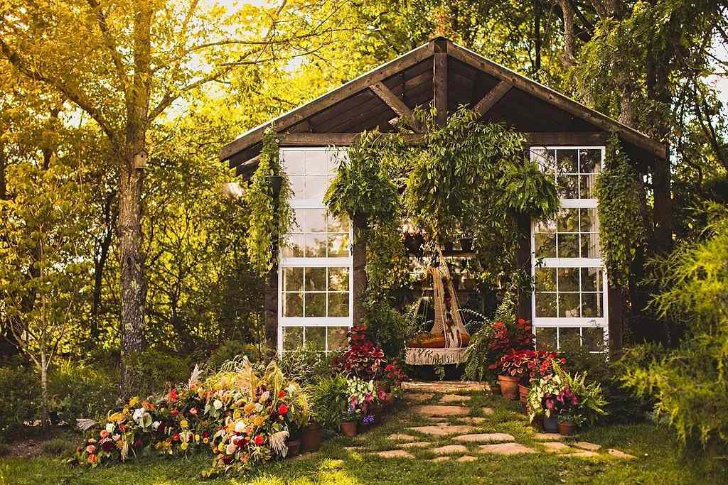 Ein begrüntes Gartenhaus.