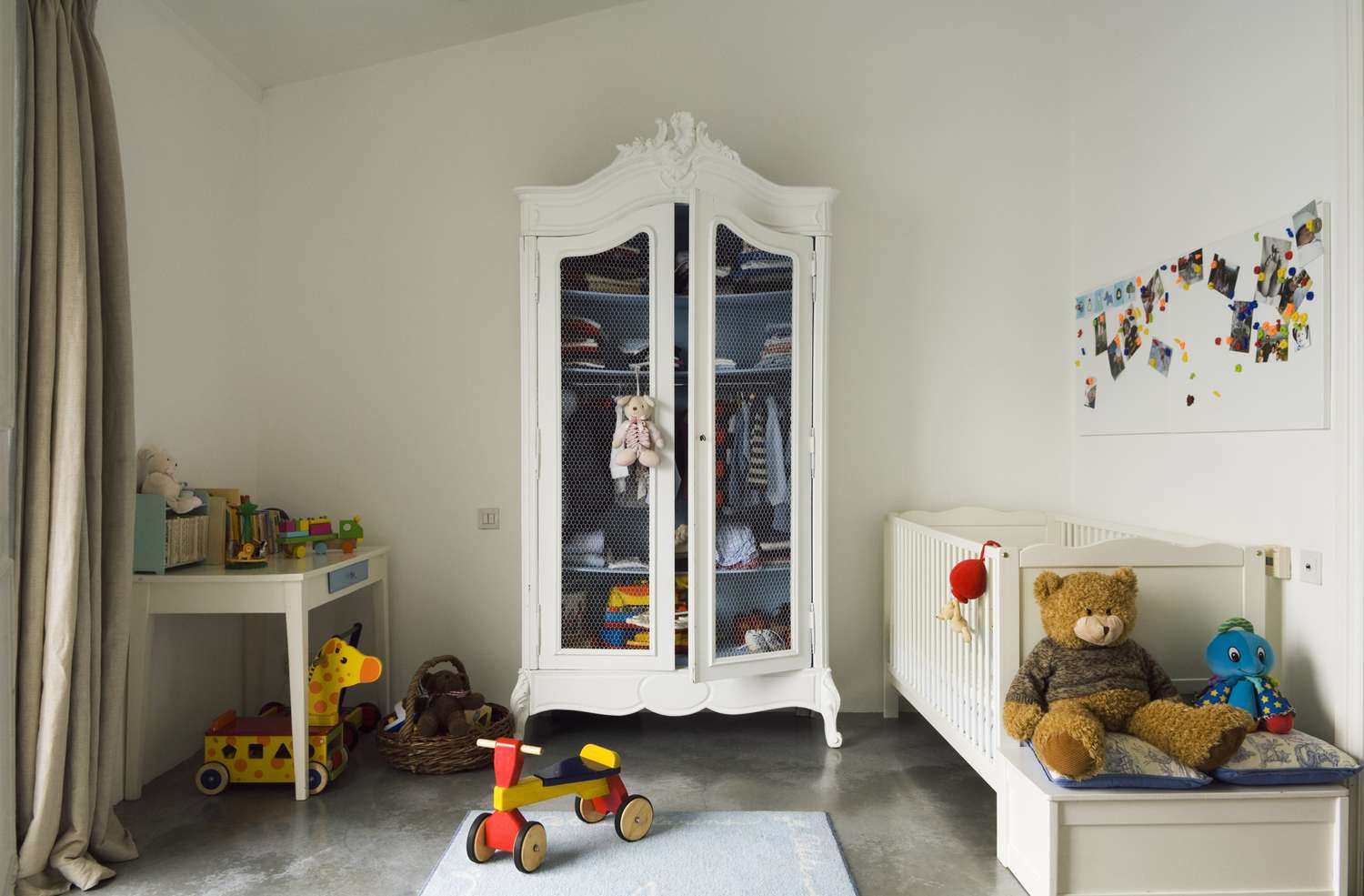 armoire dans chambre d'enfant